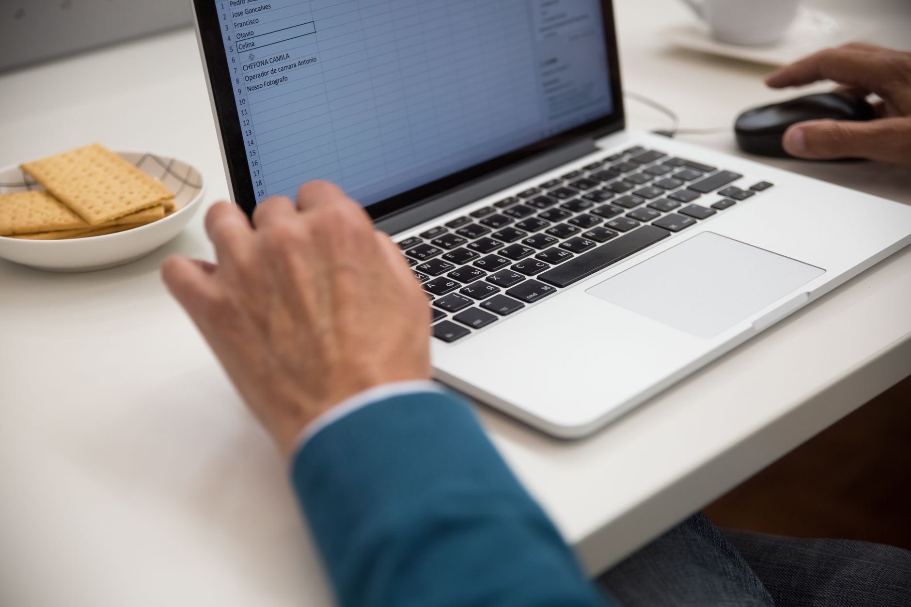 Una persona trabajando en un portátil con un dashboard de productividad